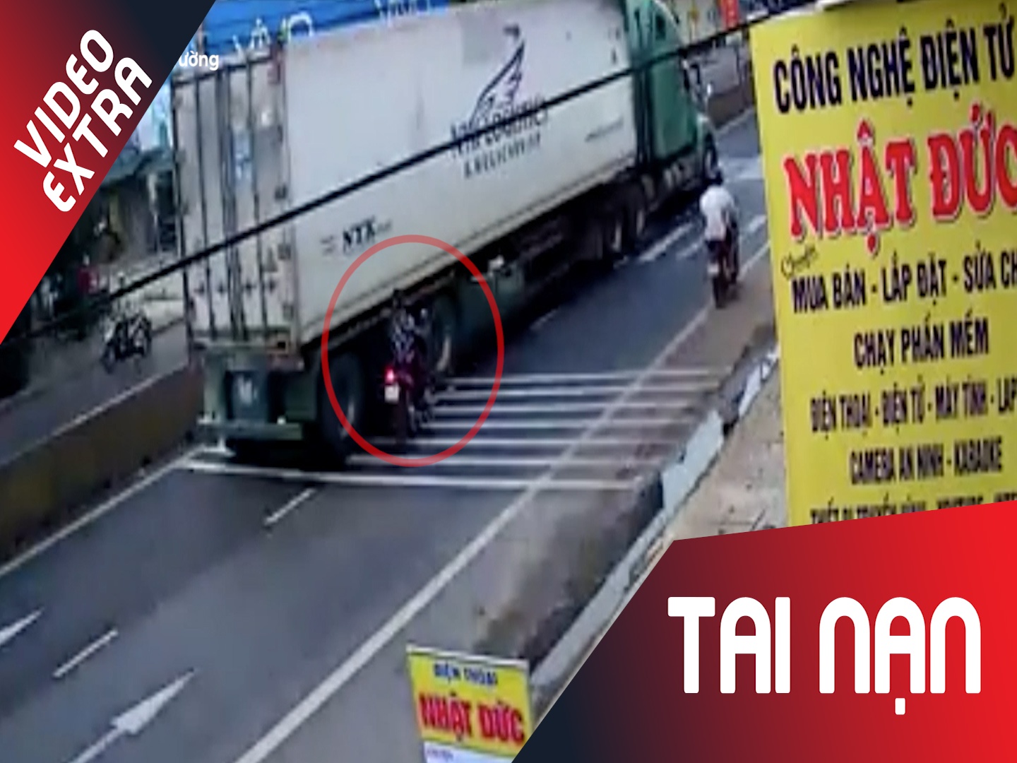 Sang duong khong can than, xe may lao thang vao banh sau xe tai hinh anh