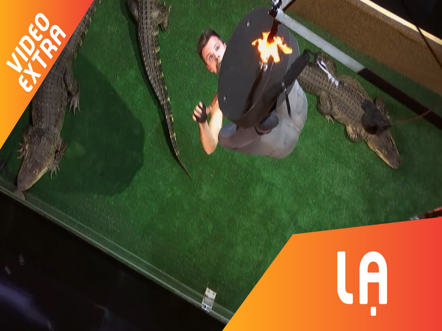 Chang trai mang dan ca sau len san khau bieu dien tro mao hiem hinh anh