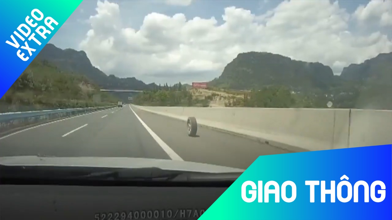 Banh xe tach khoi oto, tu lan hon 2 km tren duong hinh anh