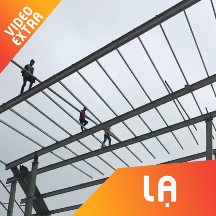 3 tho ho than nhien vac do di tren thanh thep cao chuc met hinh anh