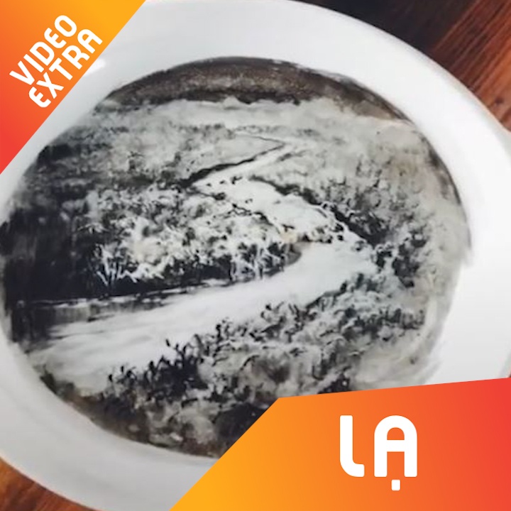 Lam roi thuc an vao dia, nghe si ve thanh buc tranh nghe thuat hinh anh