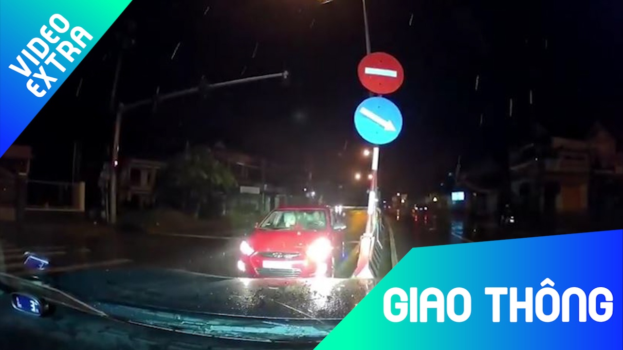 Oto bat den pha mac hang loat xe nhac nho hinh anh