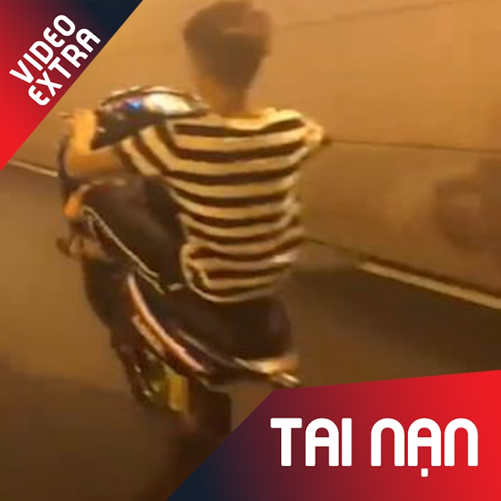 Nguoi dan ong boc dau xe nga nhao ra duong hinh anh