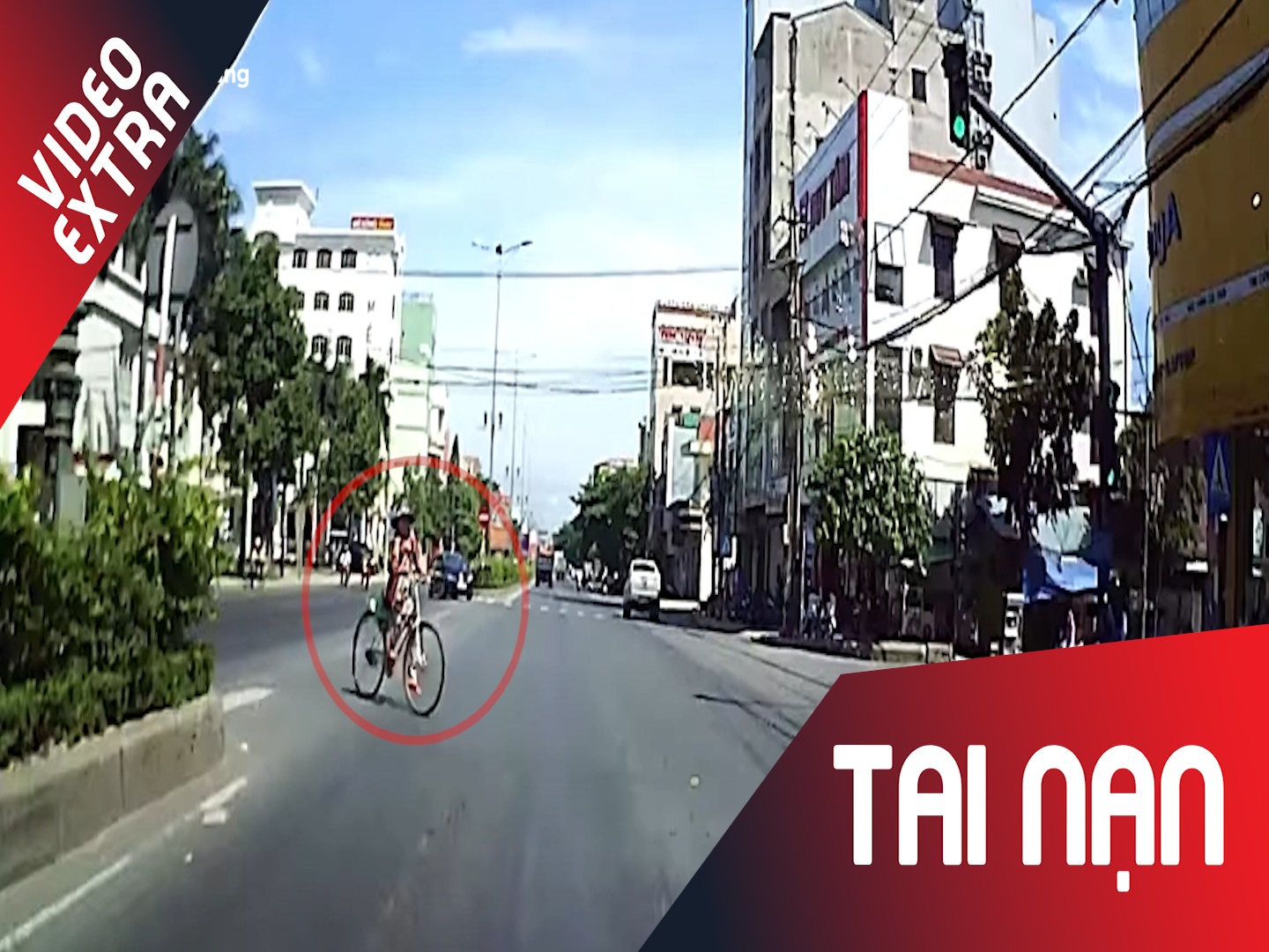 Xe dap lao thang vao dau xe oto hinh anh