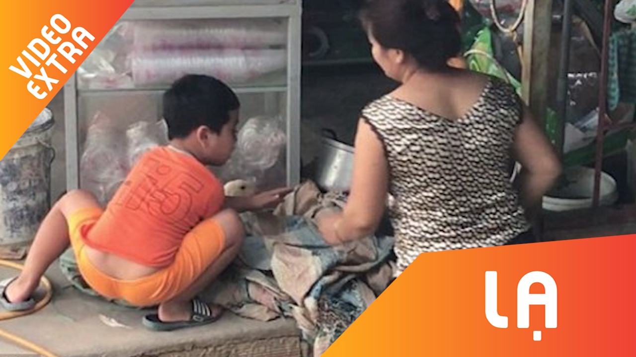 Cau be Viet cuong quyet cuu vit khoi bi giet thit len bao nuoc ngoai hinh anh