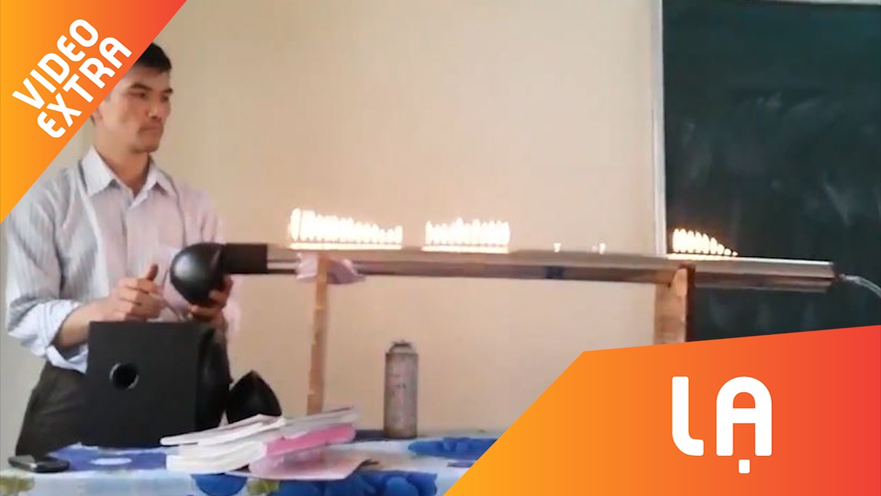 Thay giao dung lua va nhac EDM giang bai cho hoc sinh hinh anh