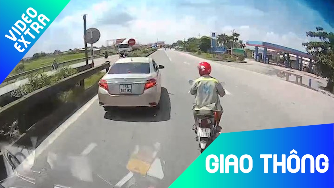 Xe truoc dot ngot doi lan, xe sau giat minh tong oto hinh anh