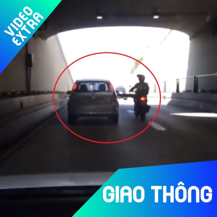 Biker dap vao oto gay su nhung lai tu nga nhao hinh anh