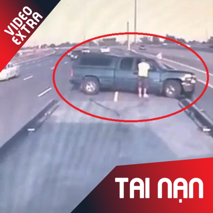 Oto dung tren cao toc bi xe cung chieu dam tham khoc o Canada hinh anh