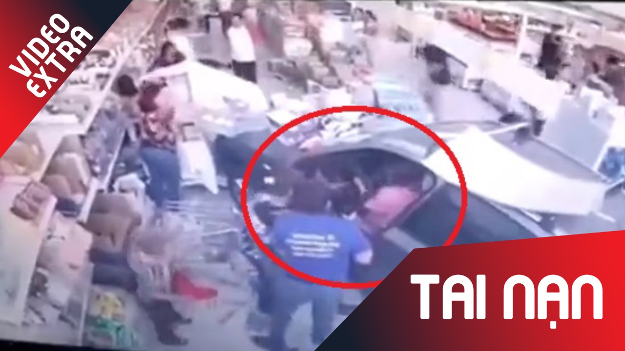 Nu tai xe dap nham chan ga, oto lao vao cua hang o Colombia hinh anh