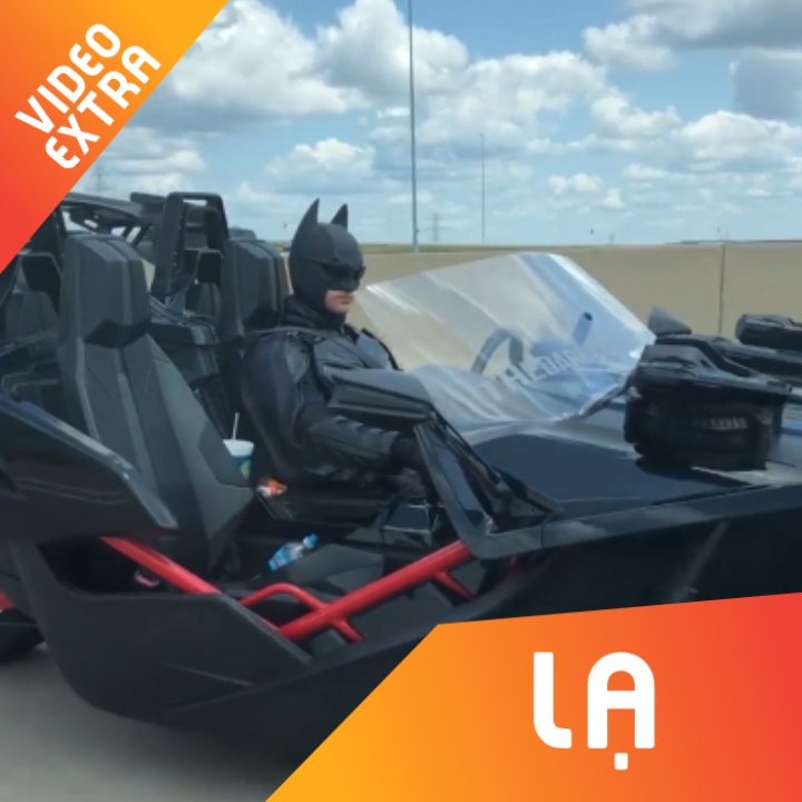 'Nguoi Doi' lai Batmobile tren dai lo o My hinh anh