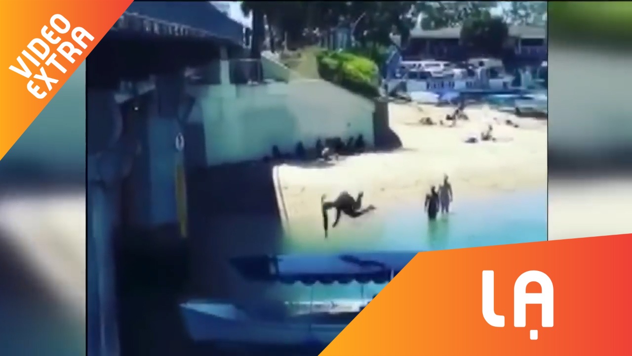 Nhay cau song ao, nam thanh nien roi sap vao thuyen ben duoi hinh anh