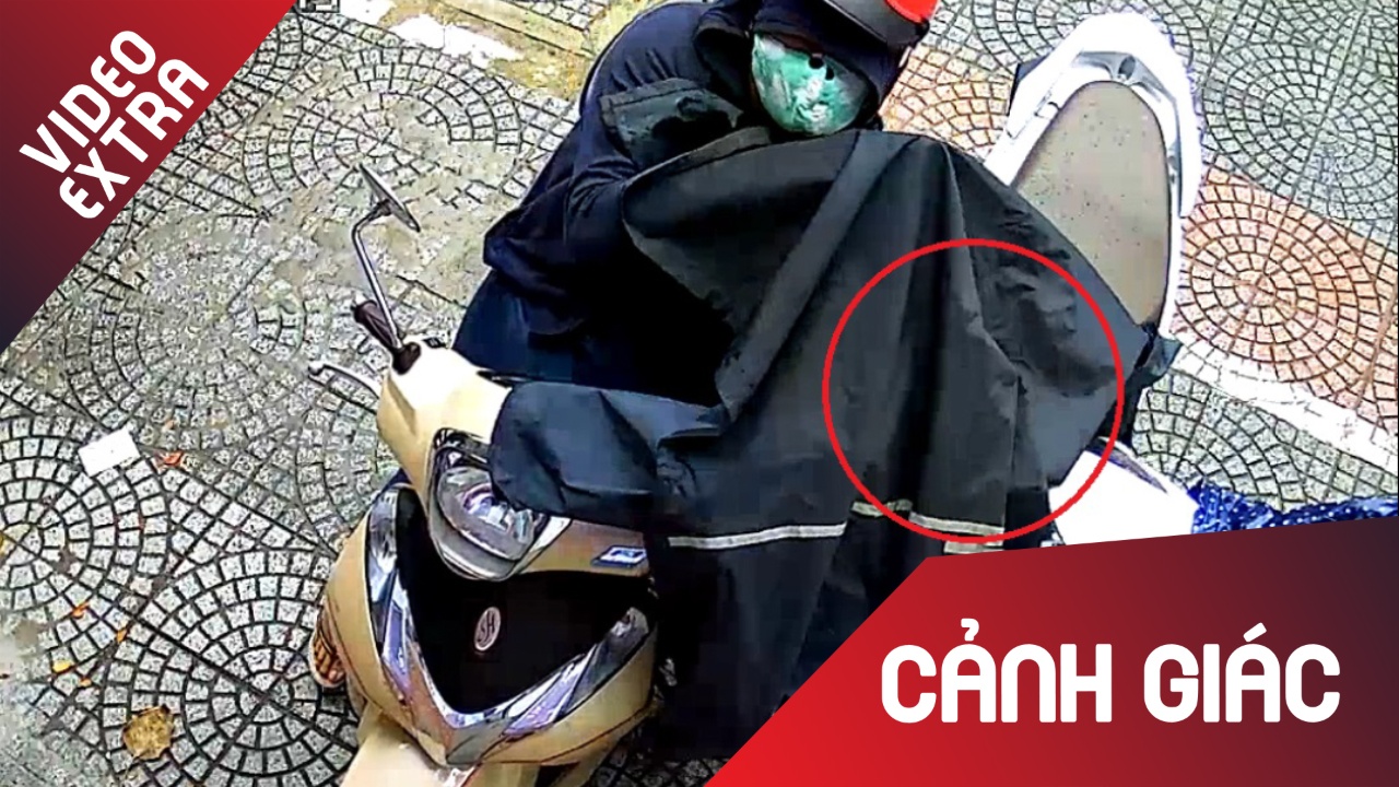 Nguoi phu nu di SH, gia vo mac ao mua de trom mu bao hiem hinh anh