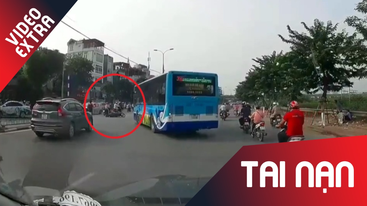 Xe bus quay dau dot ngot, hat xe may nga xuong duong hinh anh