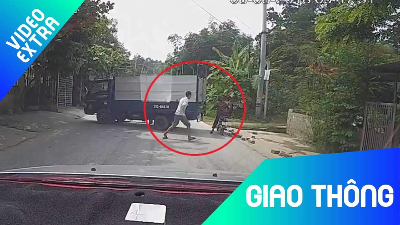 Lui xe khong quan sat, xe tai suyt gay tai nan cho nguoi di duong hinh anh