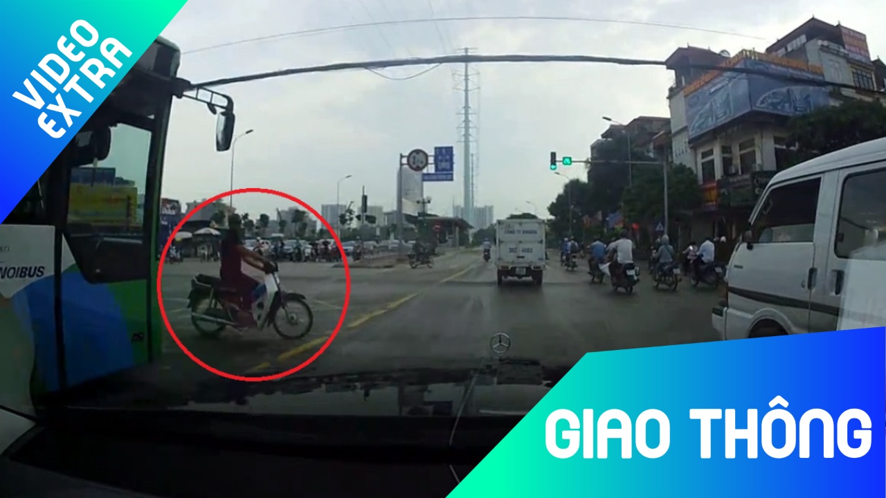 Nguoi dan ong vuot den do, tat dau xe buyt suyt bi oto dam hinh anh