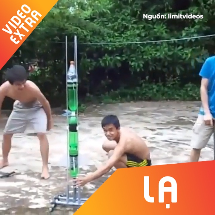 Nhom ban tre che tao ten lua tu chai nuoc co gas hinh anh