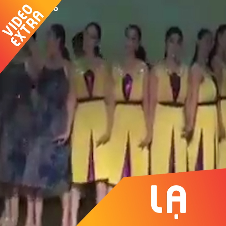 Man bieu dien vua nhay mua, vua thay trang phuc chi trong nhay mat hinh anh