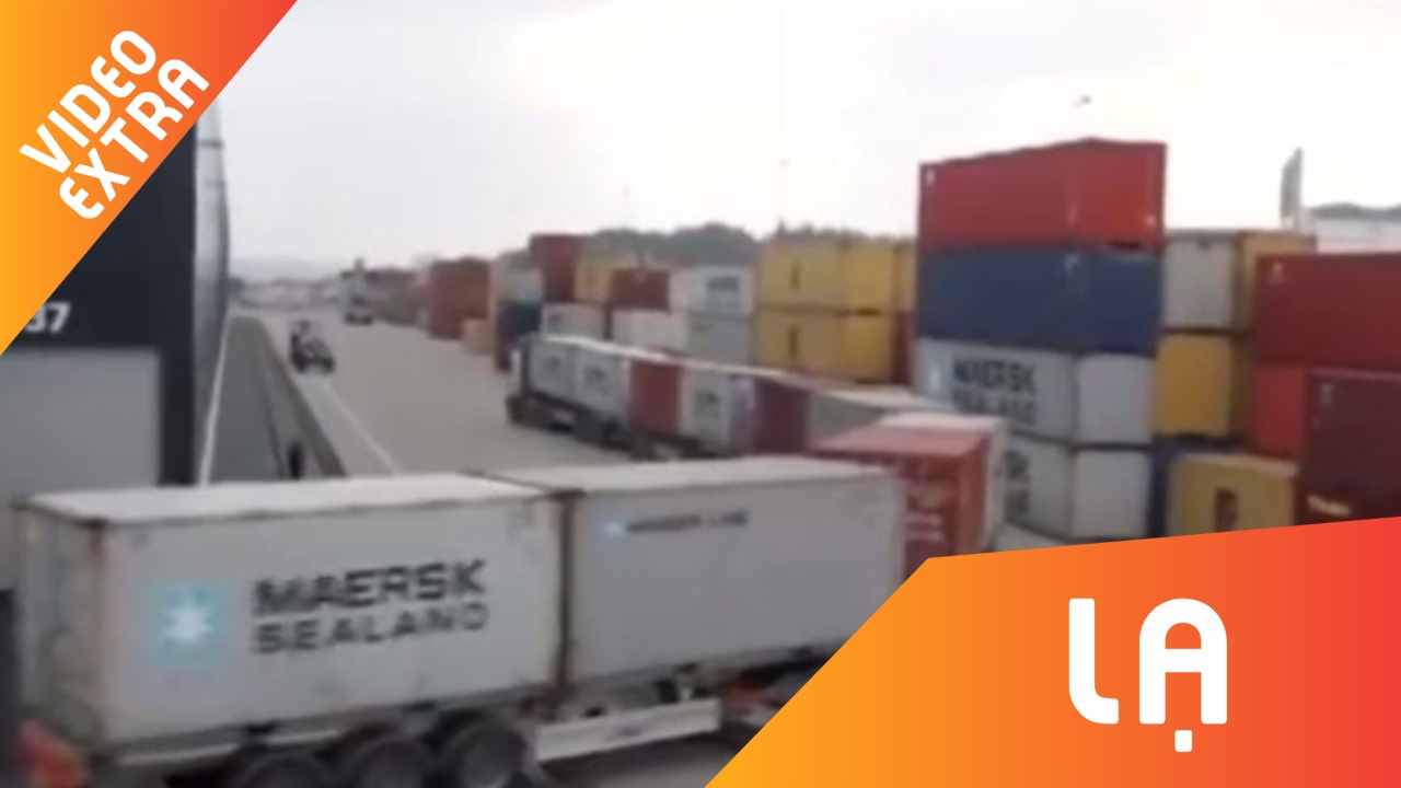 Container keo den 10 toa hang lien tiep hinh anh