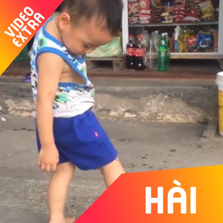 Hai huoc cau be mai miet duoi theo cham do laser hinh anh