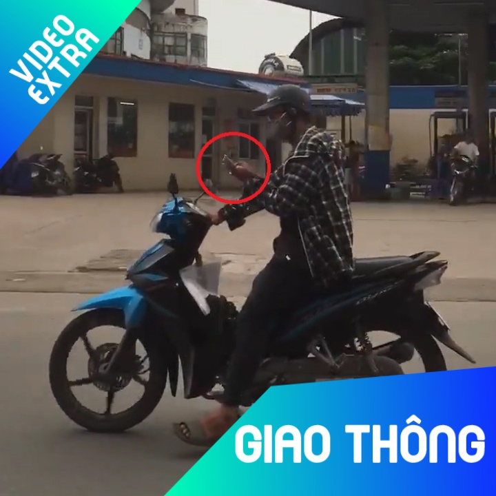 Thanh nien vua choi game vua di xe lao dao hinh anh