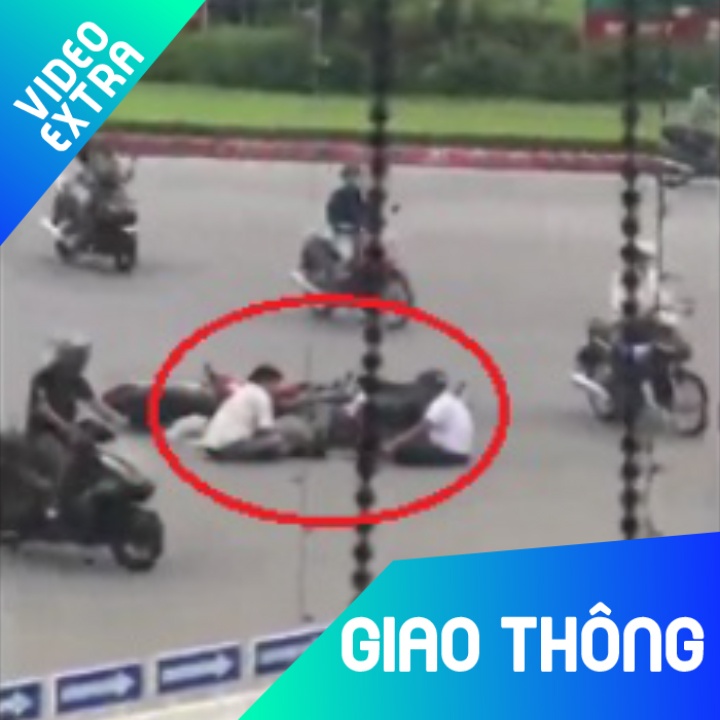 Sau va cham giao thong, hai nguoi dan ong ngoi 'tam su' giua duong hinh anh