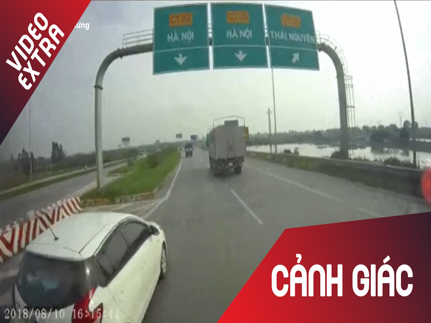 Oto phong nhanh, tat dau xe tai de gianh duong hinh anh