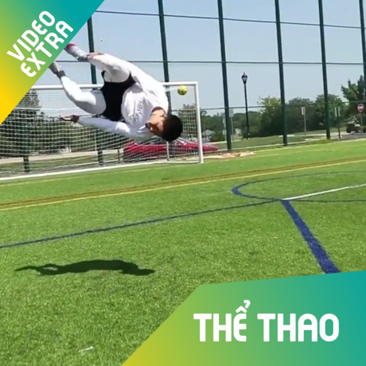 Chang trai sut bong lon nhao theo phong cach Nguoi Nhen hinh anh