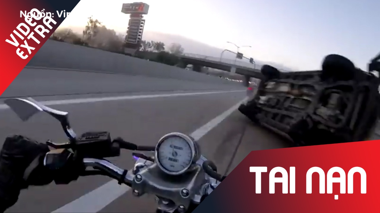 Camera hanh trinh quay lai pha tong xe vang len troi cua tai xe moto hinh anh