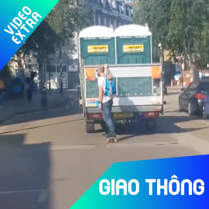 Hai huoc voi nguoi dan ong nam duoi xe khac de di chuyen hinh anh