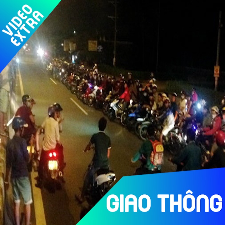 Buc xuc xe cuu thuong phai nhuong duong cho xe may di 'bao dem' hinh anh