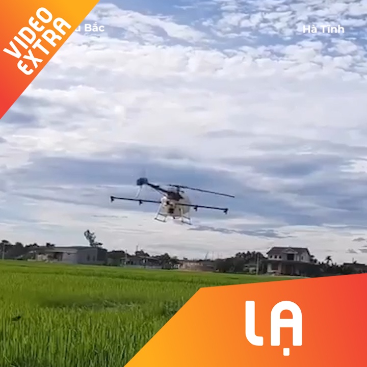 Nong dan Ha Tinh dieu khien may bay phun thuoc cho ruong hinh anh