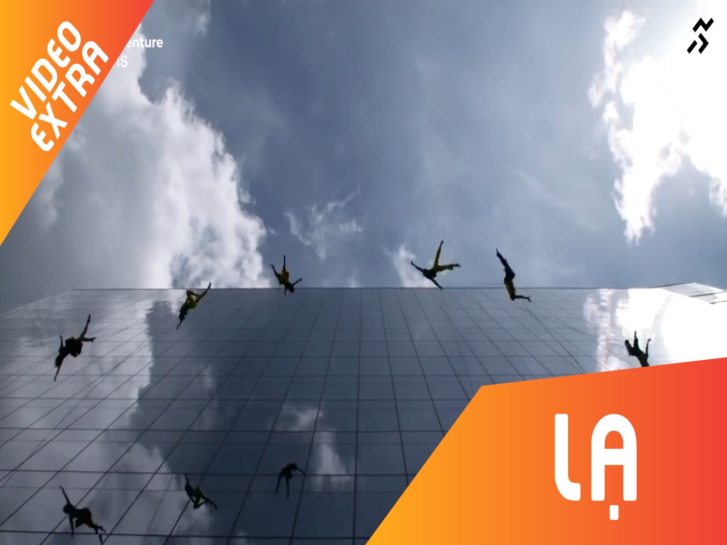 Nhay mua lo lung tren kinh nhung toa nha cao choc troi hinh anh