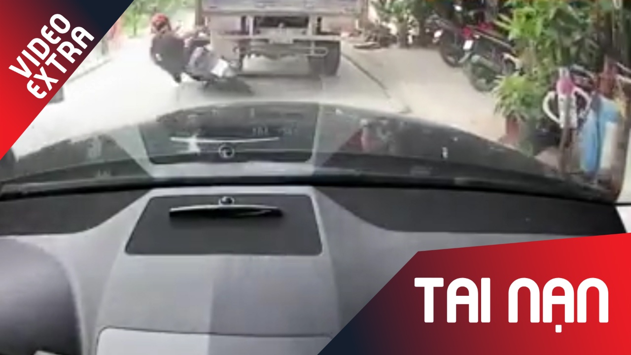 Phong nhanh thang gap, thanh nien tu let banh vao gam xe tai hinh anh