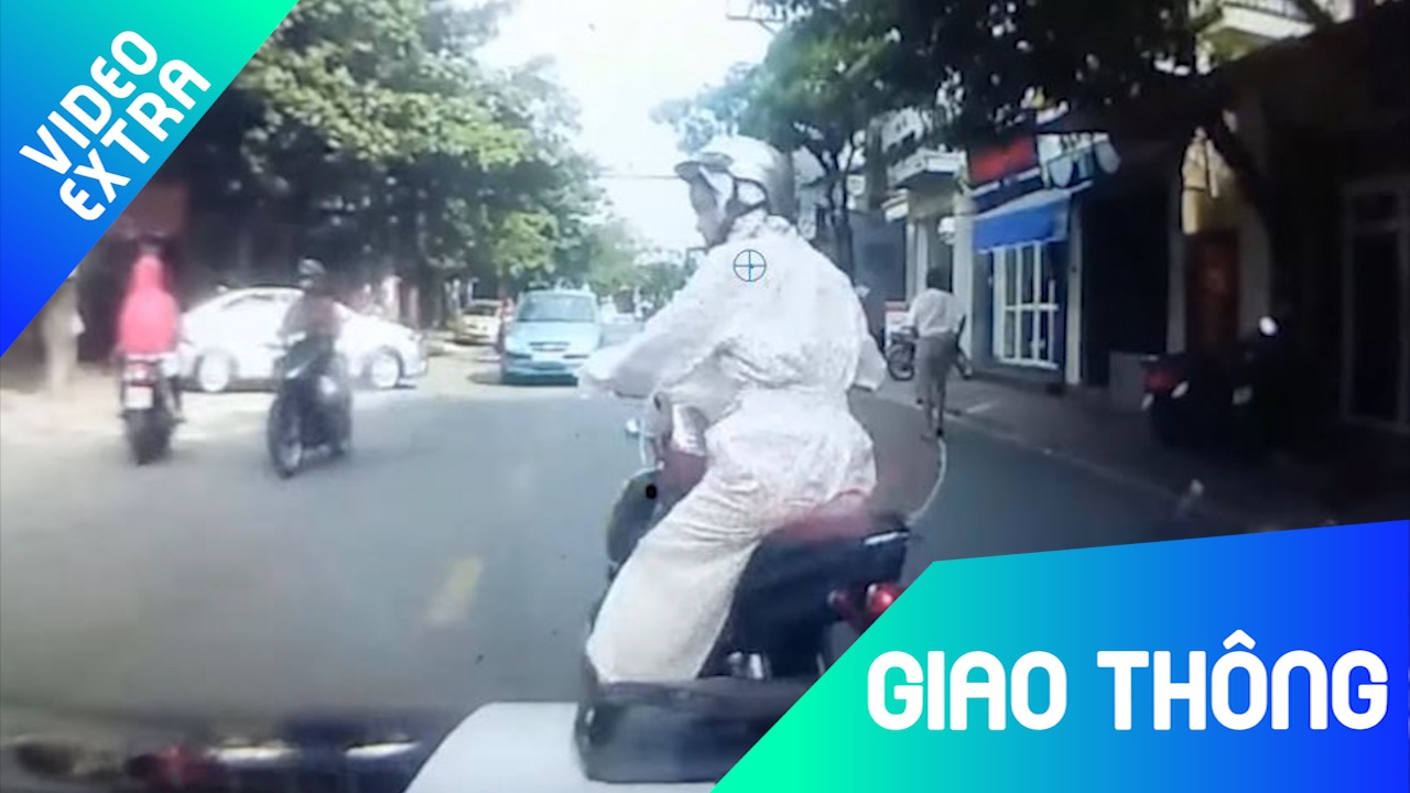 Nguoi phu nu ngang nhien tat ngang dau oto hinh anh