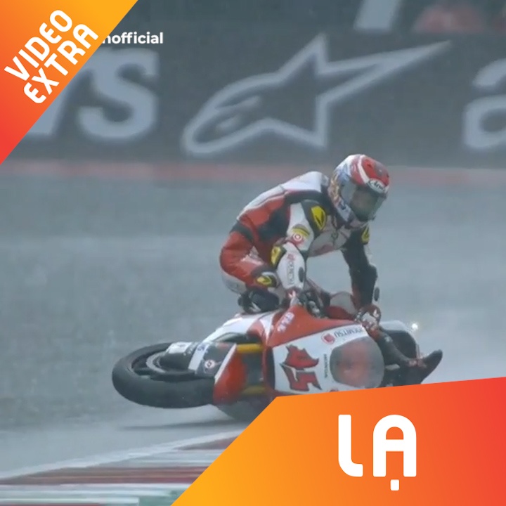 Tay dua xu ly than ky khi xe nga vi tron truot hinh anh