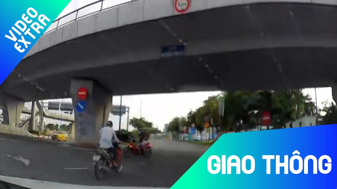 Xe may vuot den do, suyt va cham voi xe may khac giua giao lo hinh anh