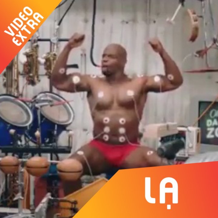 Nguoi dan ong dung co bap de choi trong hinh anh