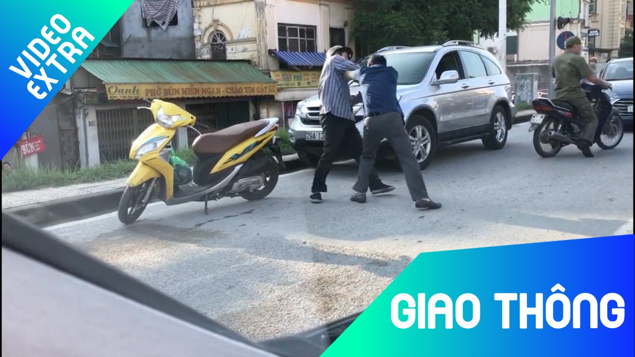 Hai nguoi dan ong danh nhau sau va cham giao thong o Ha Noi hinh anh