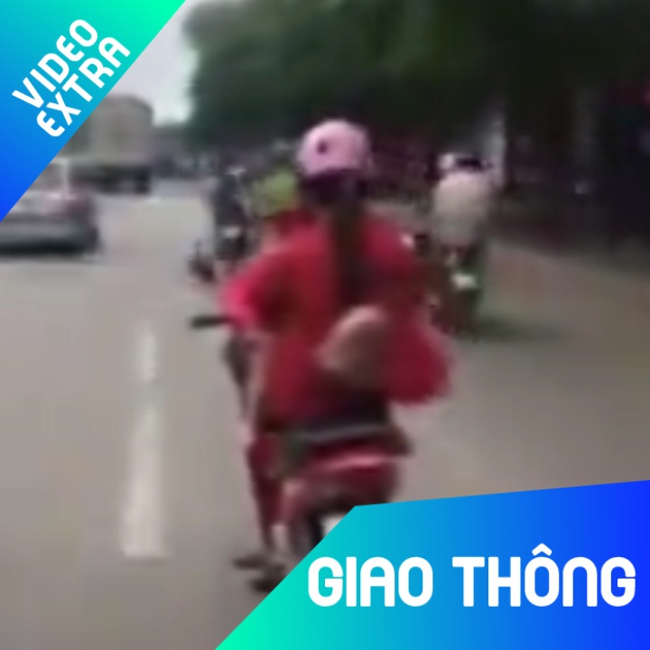 Nguoi me chay nhanh, gac chan len xe khi cho tre em hinh anh