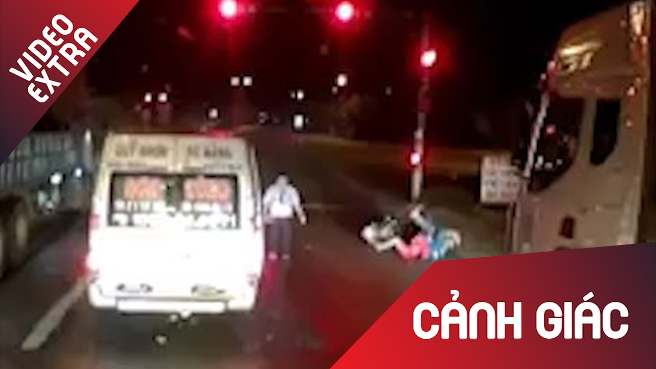 Nhan vien nha xe danh nguoi di xe may cho tre nho nga lan ra duong hinh anh