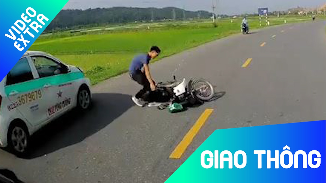 Tai xe container dung lai dat xe may nam giua duong vao le hinh anh