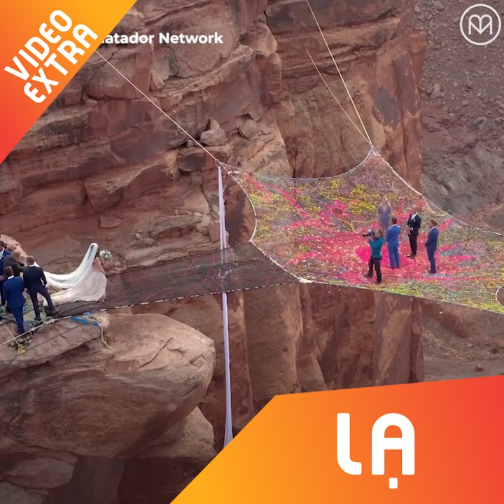 Dam cuoi cheo leo tren vuc sau, nhay du de an mung hinh anh