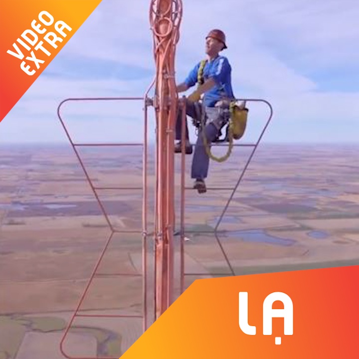 Nguoi dan ong chinh phuc toa thap angten nguy hiem hinh anh