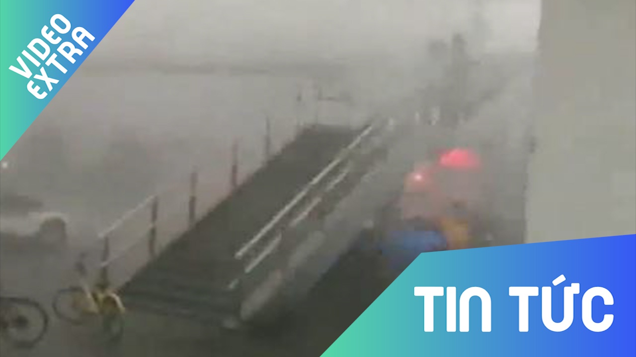 Cuong phong khung khiep thoi bay nguoi di bo tren cau vuot hinh anh