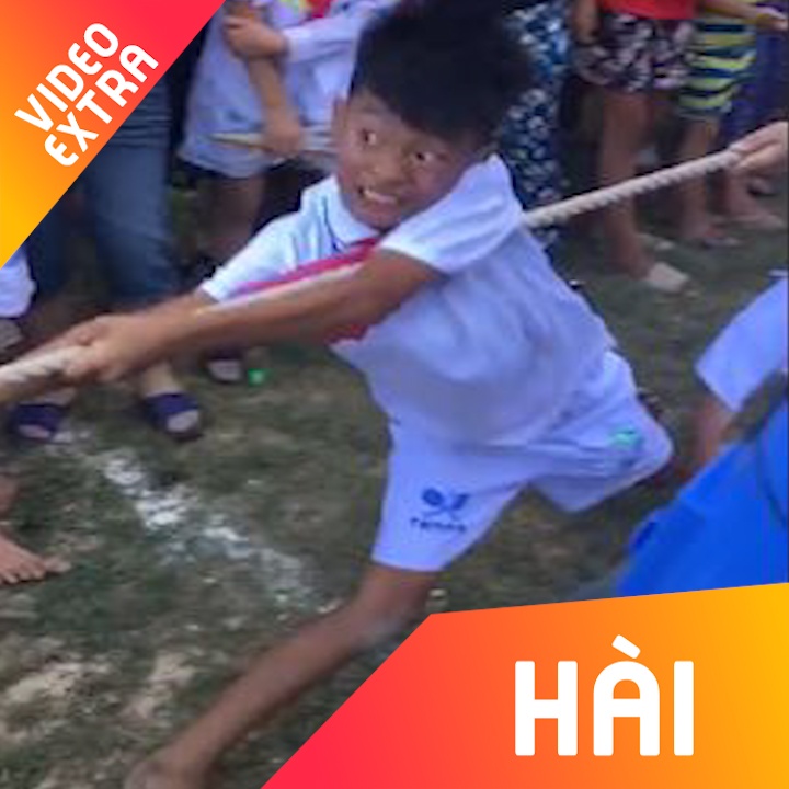 Cau be voi ve mat 'song mai' day hai huoc khi thi dau keo co hinh anh