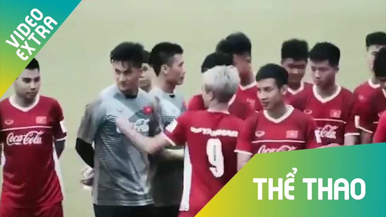 Cac cau thu Viet Nam dua gion, vui nhon truoc gio tap hinh anh