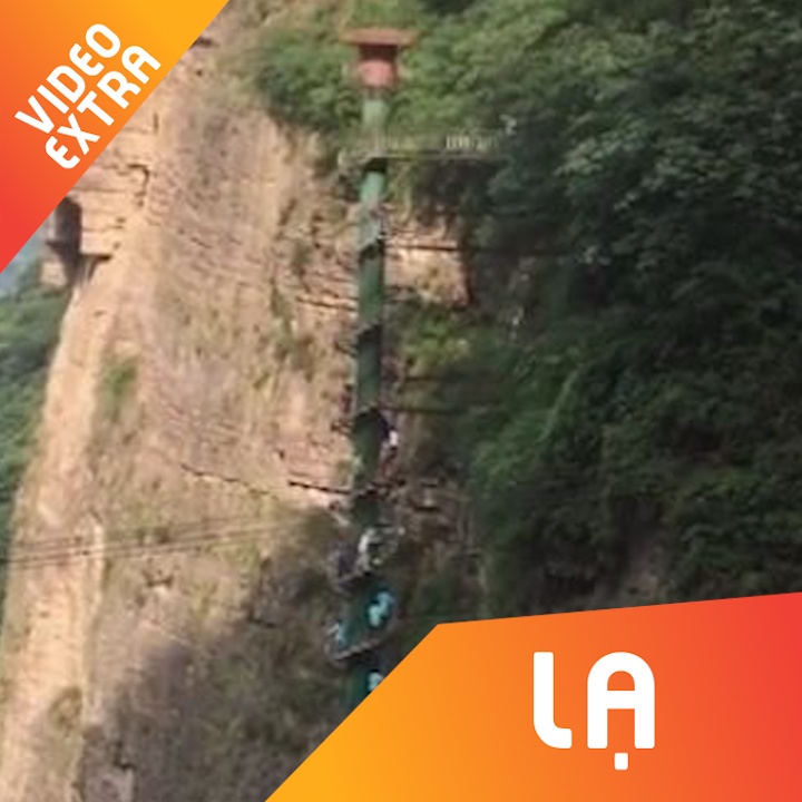 Du lich tren nui bang cach di thang bo cuon tron tai Trung Quoc hinh anh