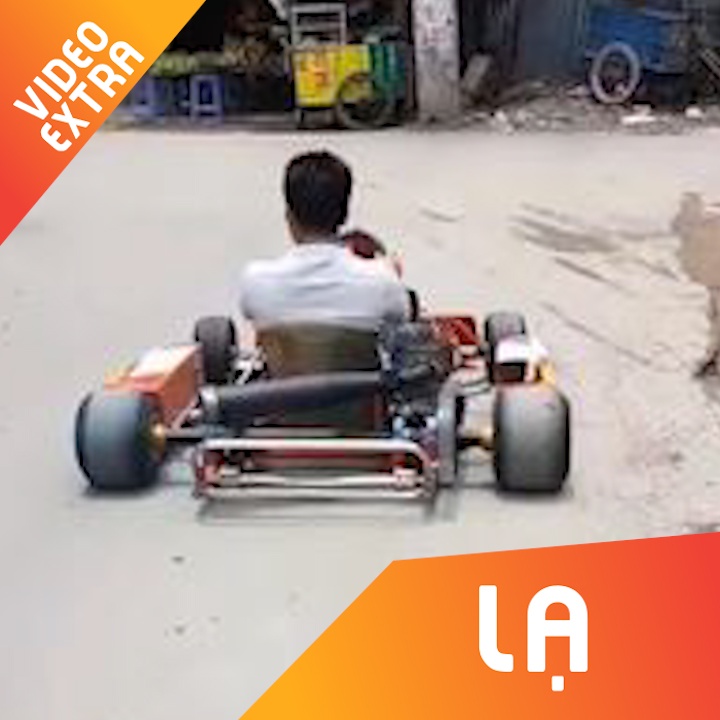 Nguoi dan ong tu che 'xe dua' chay bang bang tren duong hinh anh