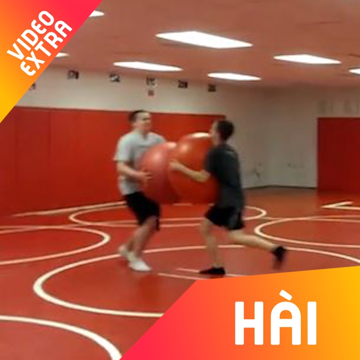 Nhung pha ‘choi dai’ dau dieng voi qua bong hinh anh